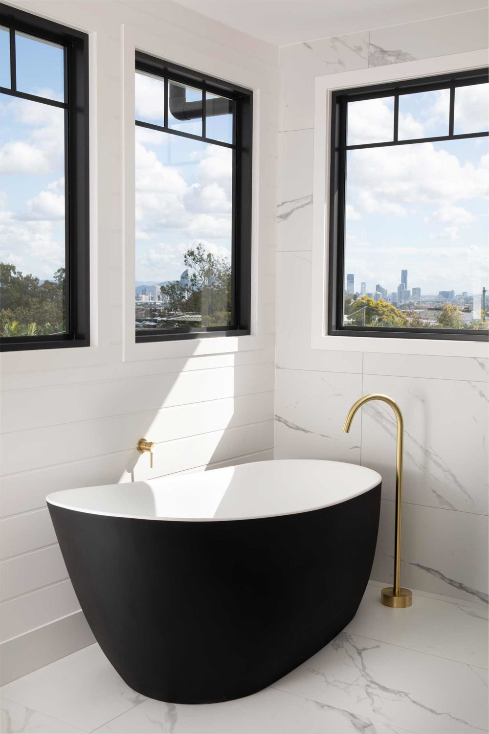 Black and White Bathrooms: Your Guide To Achieiving the Look | ABI ...